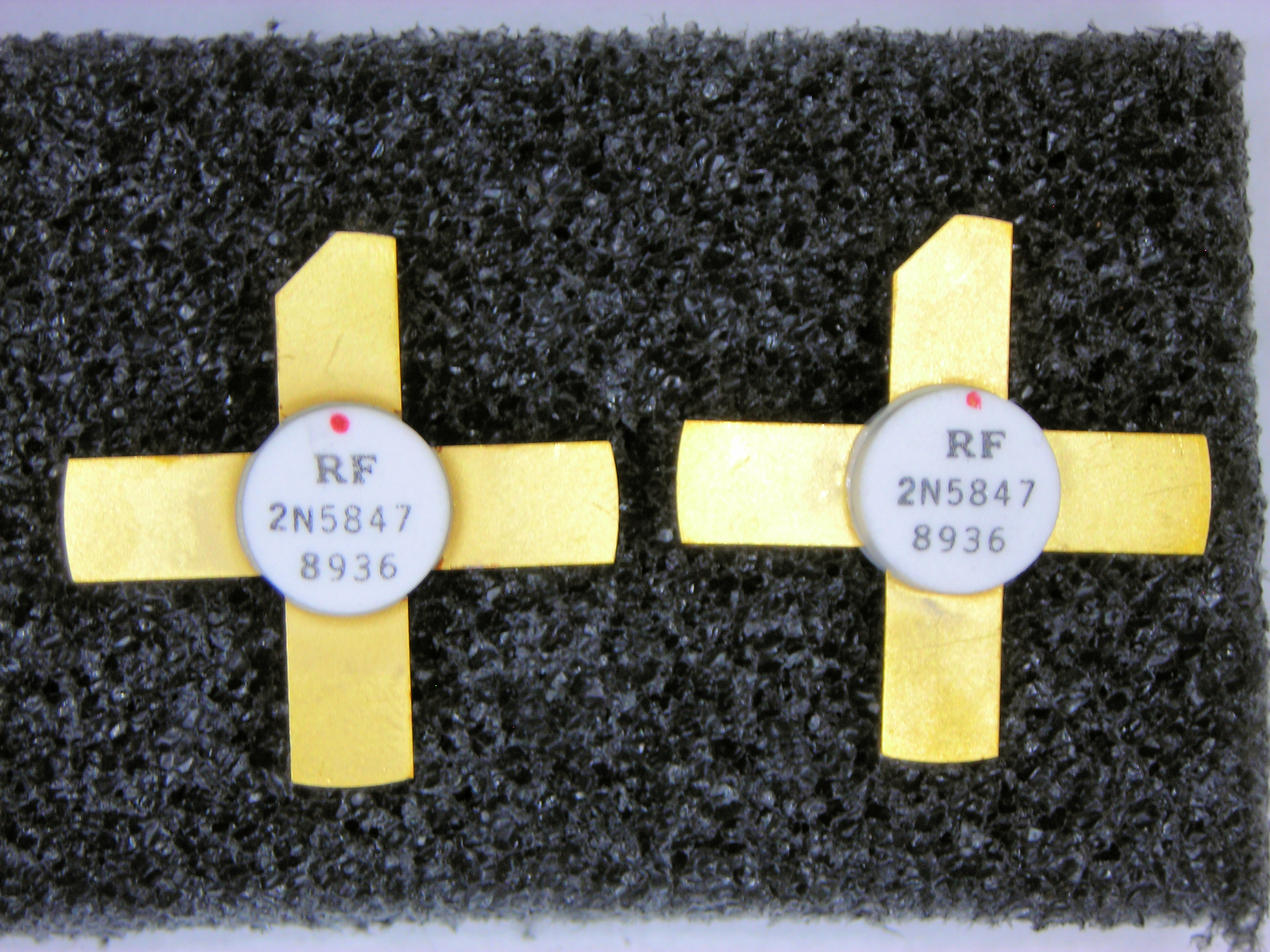 2N5847      RF STUD