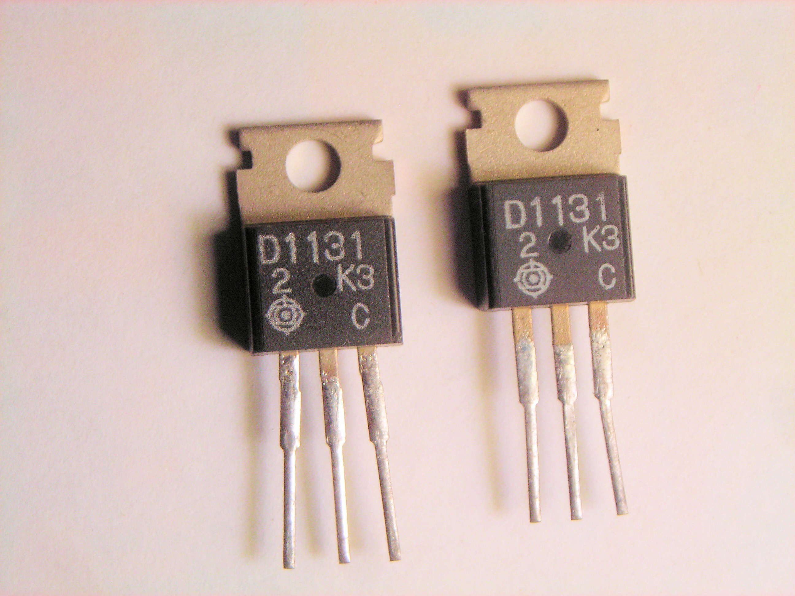 2SD1131 ALT 2SD704     TO-220