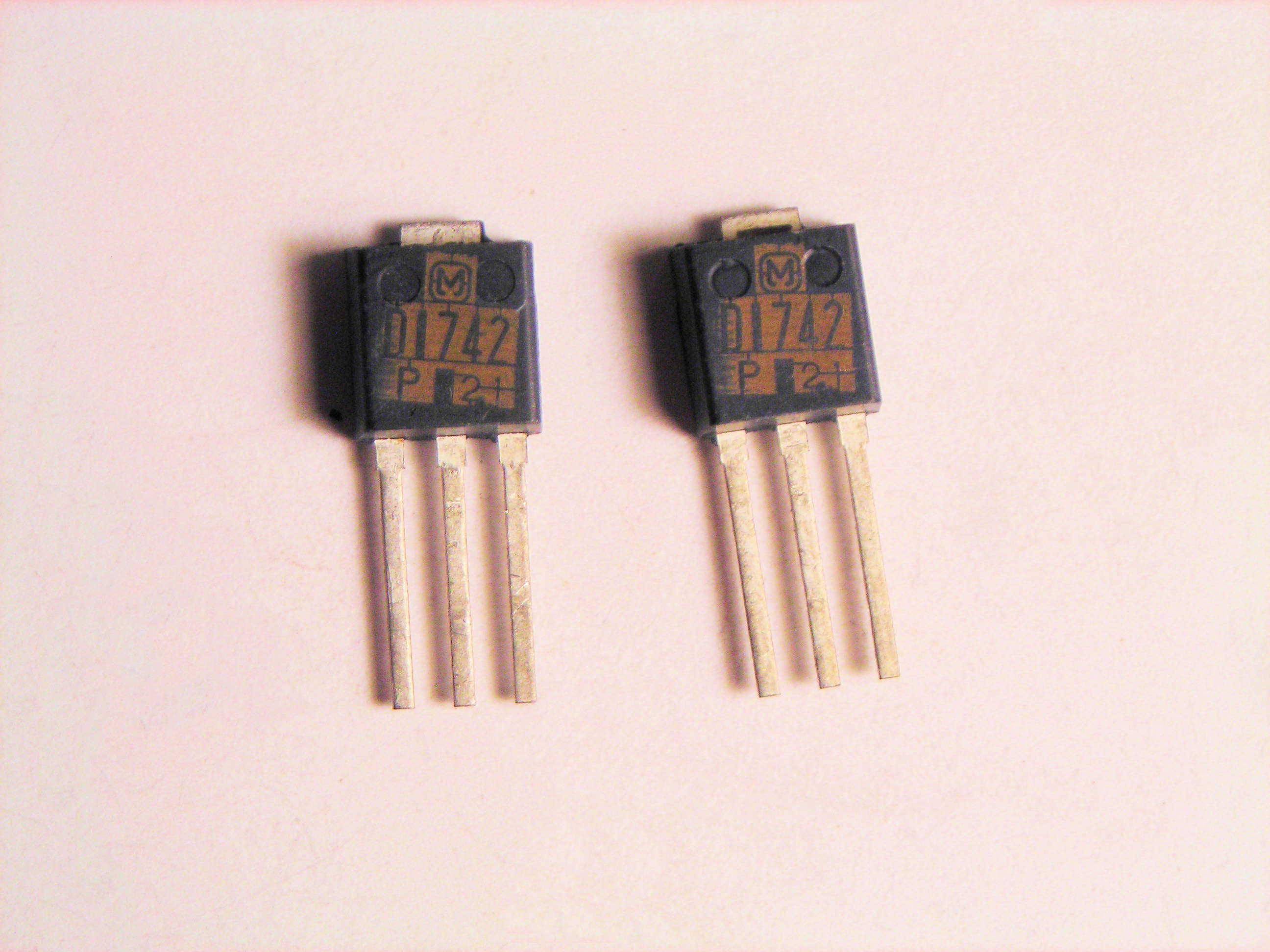 2SD1742                    SMD