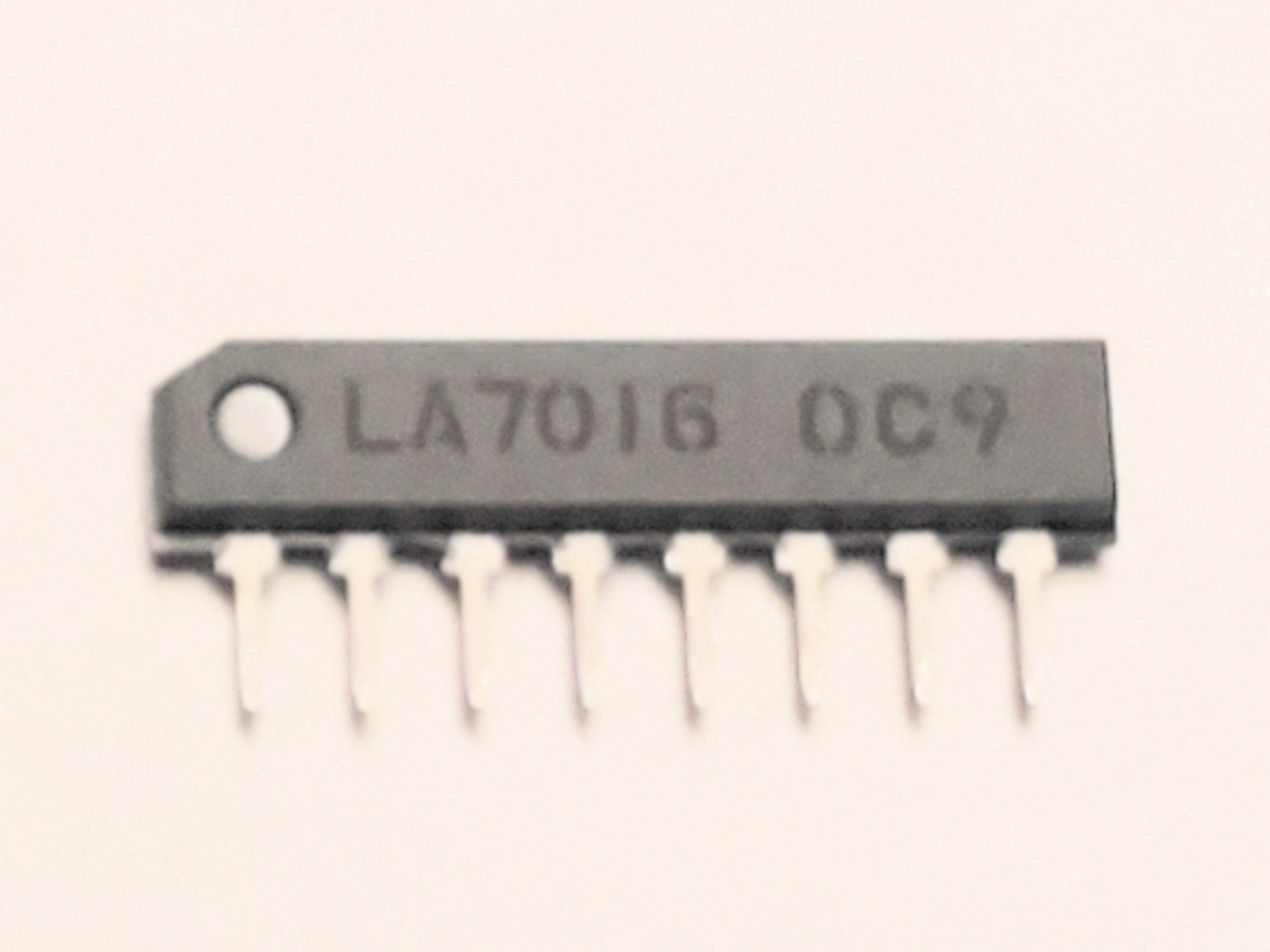 LA7016            8P SIP