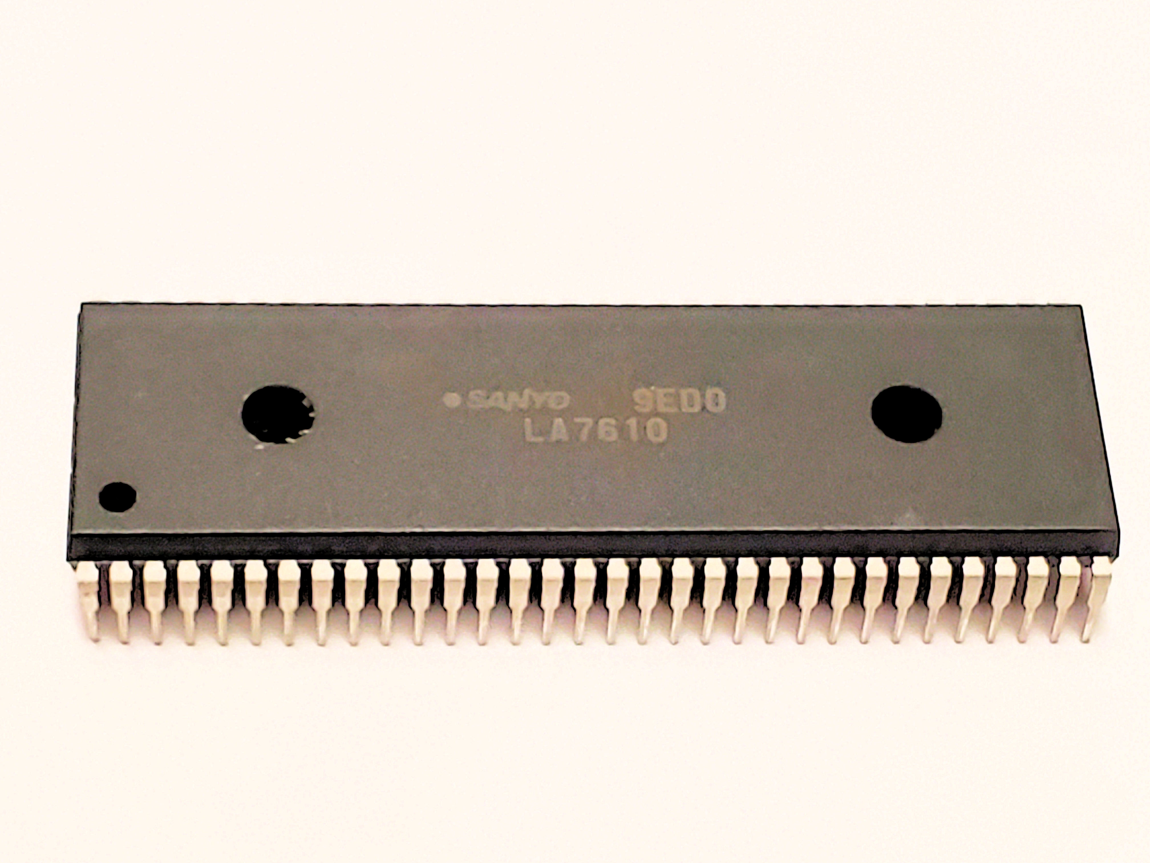 LA7610         64P DIP