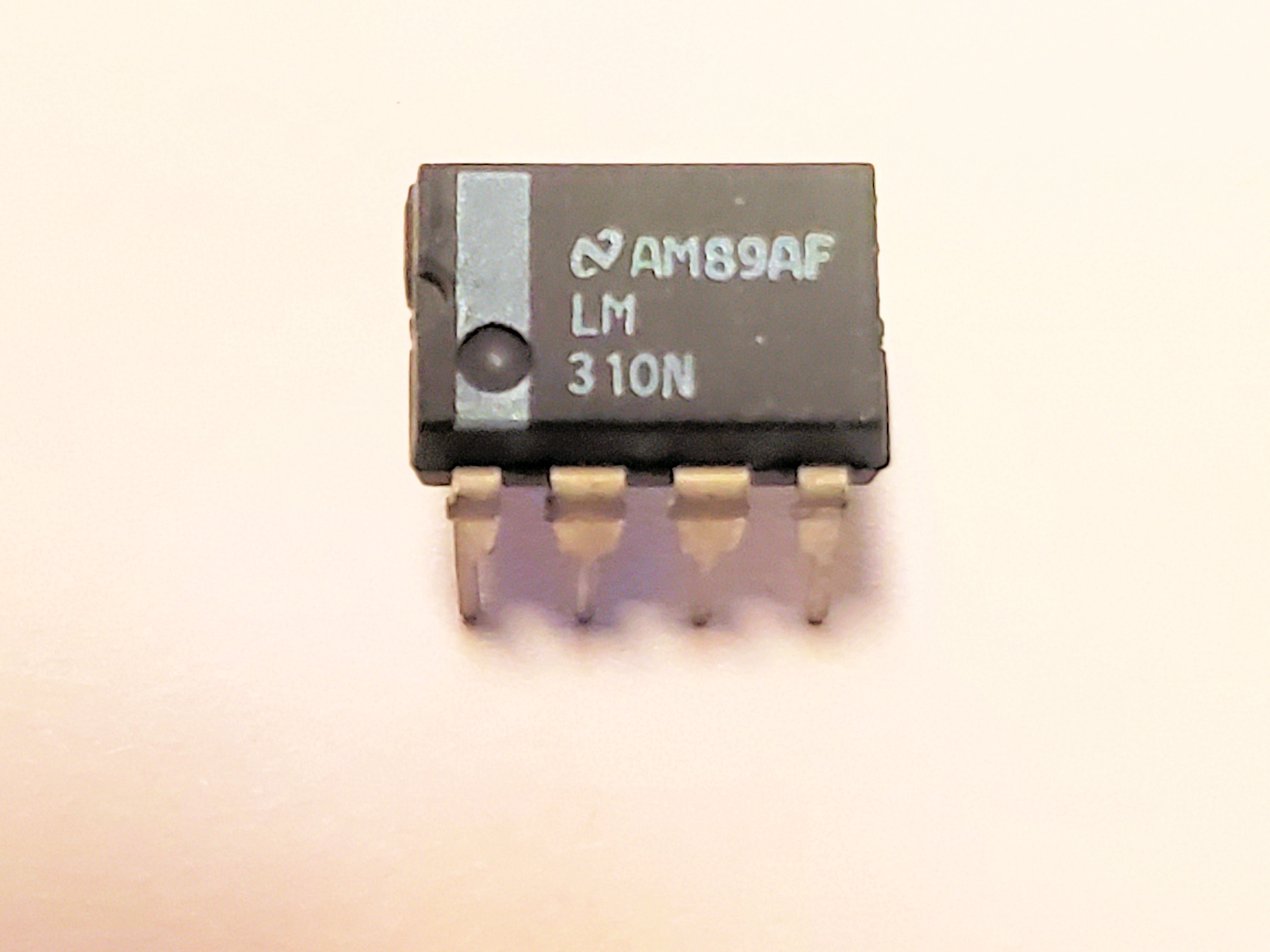 LM310N      8P DIP