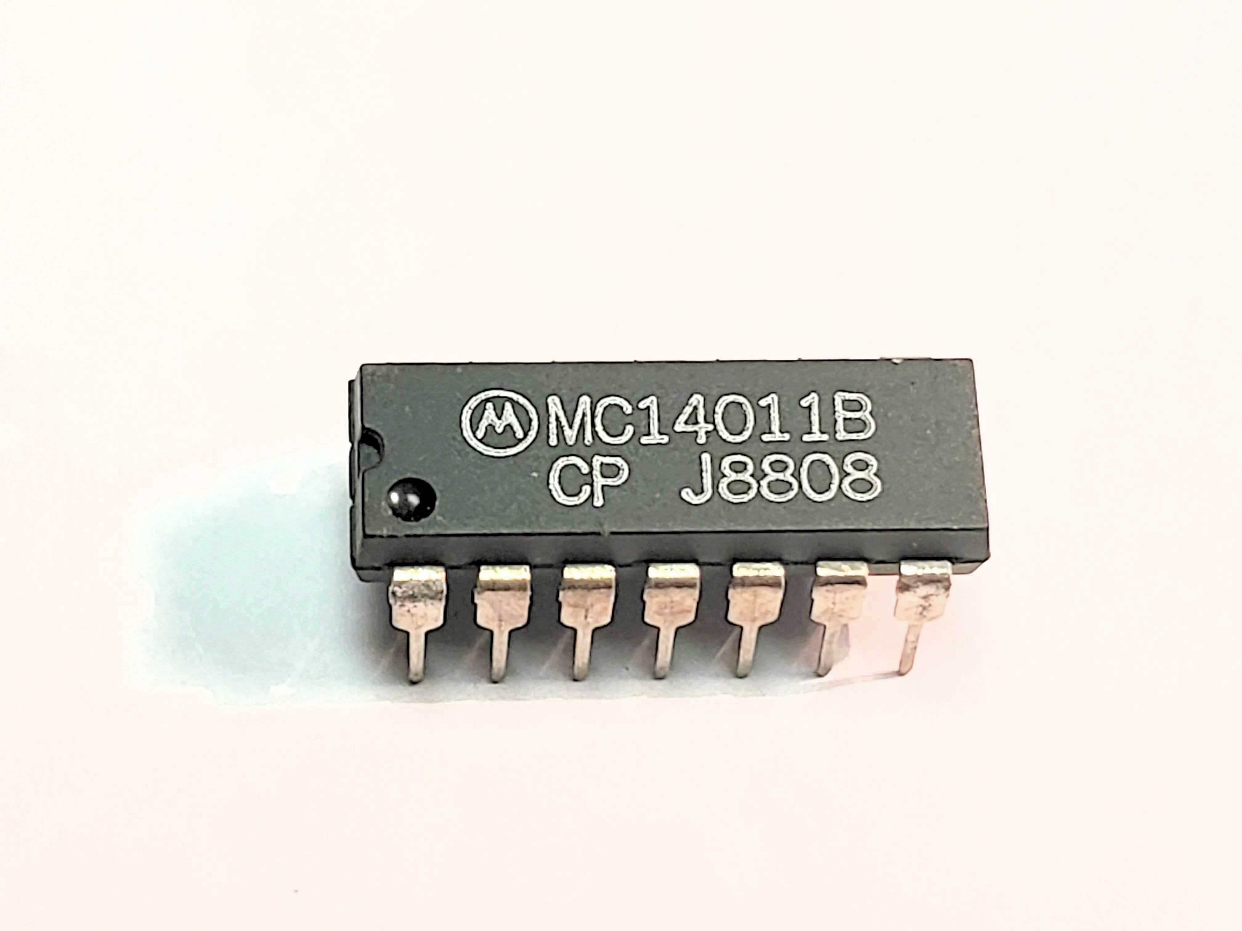 MC14011BCP  4011       14P DIP