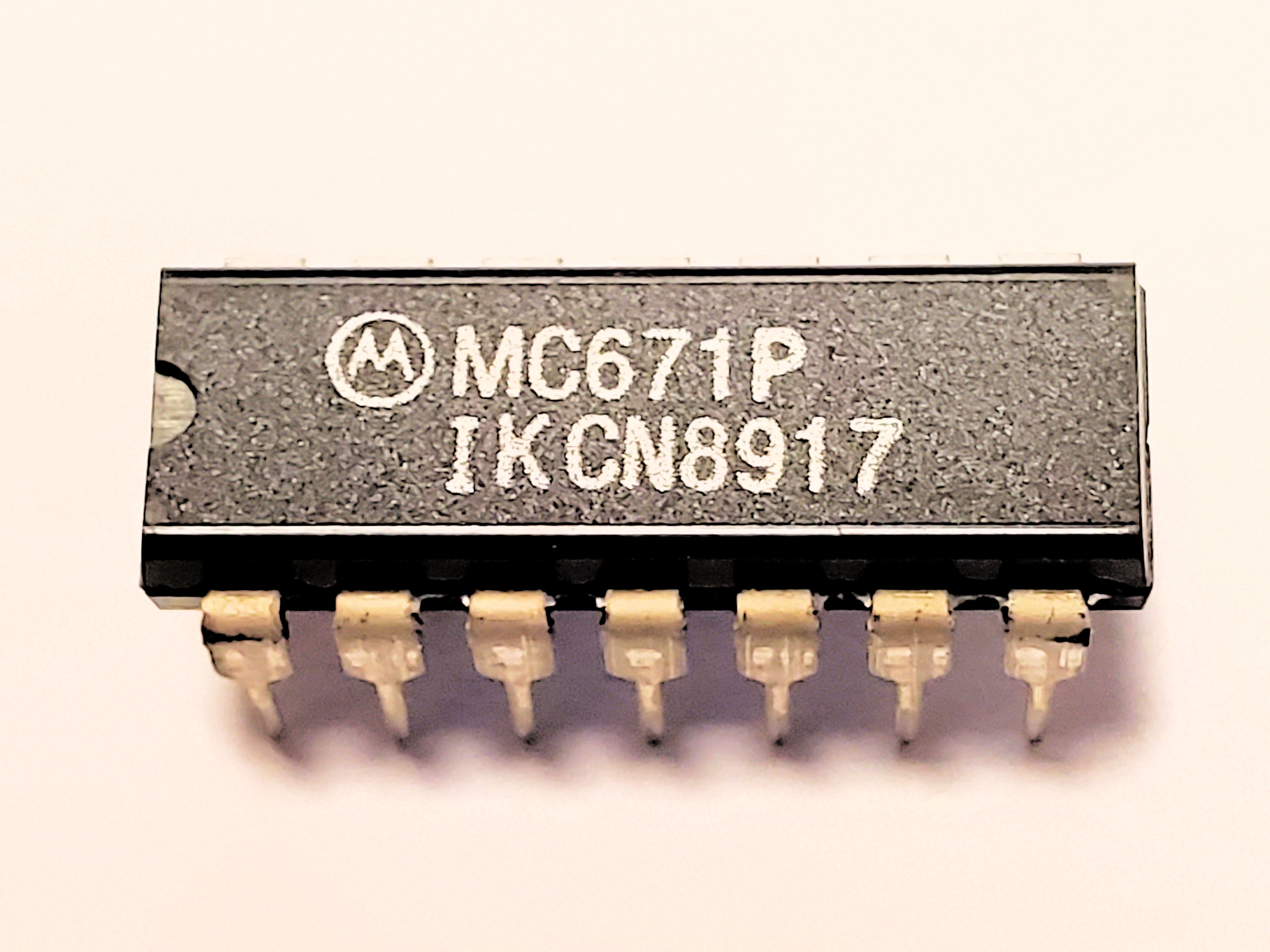 MC671P     14P DIP