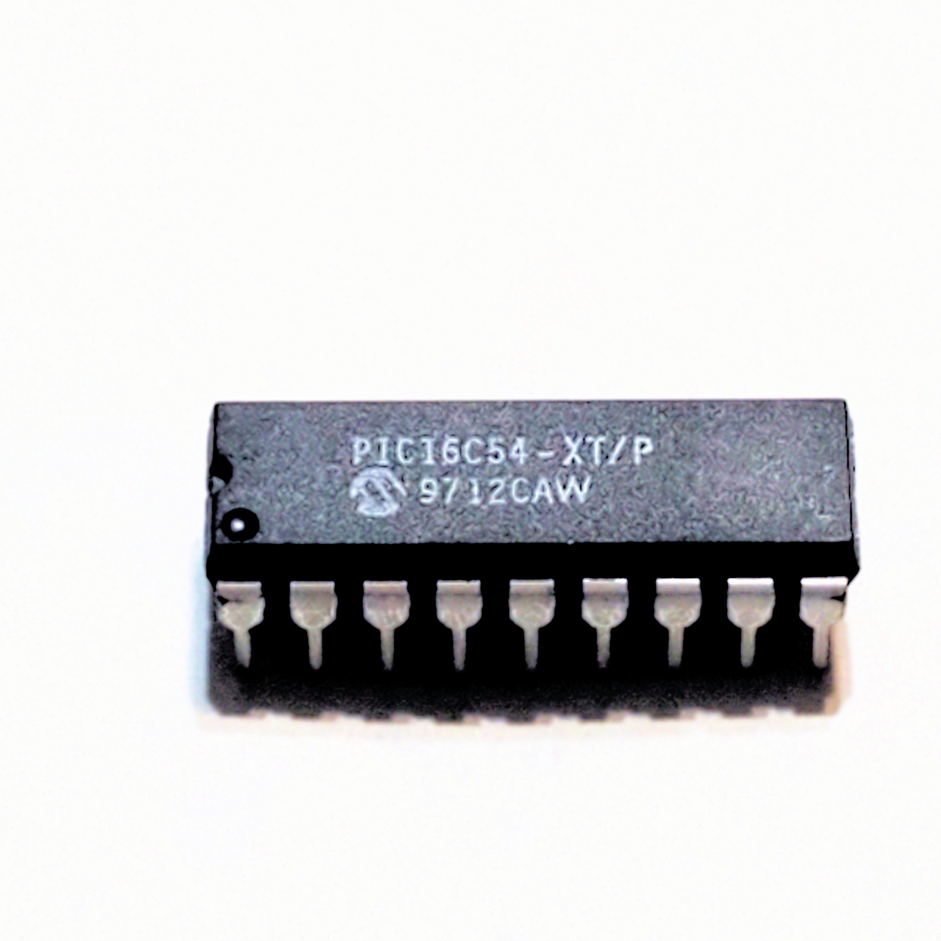 PIC16C54-XT/P STAMP N/R18P DIP  1 pc