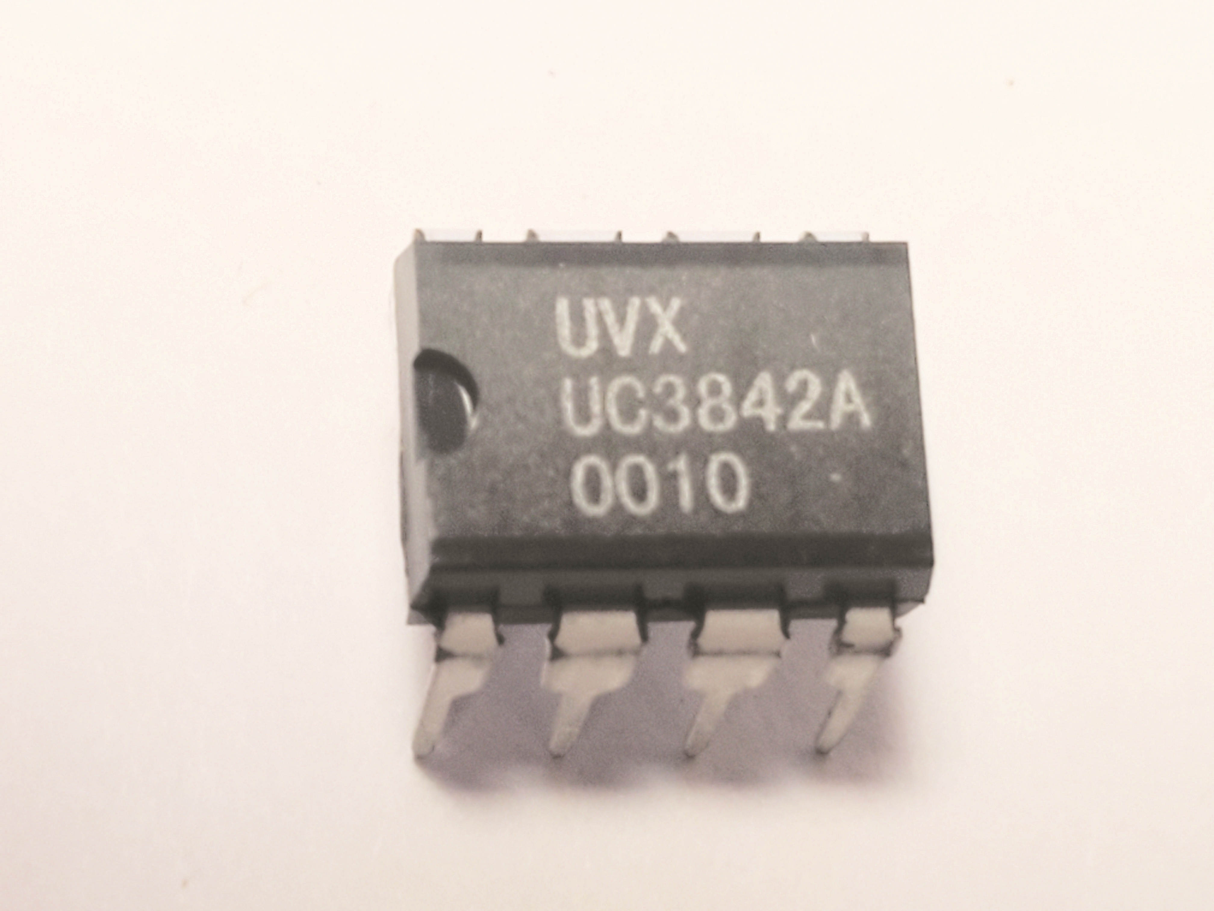 UC3842AN (P) 3842    8P DIP