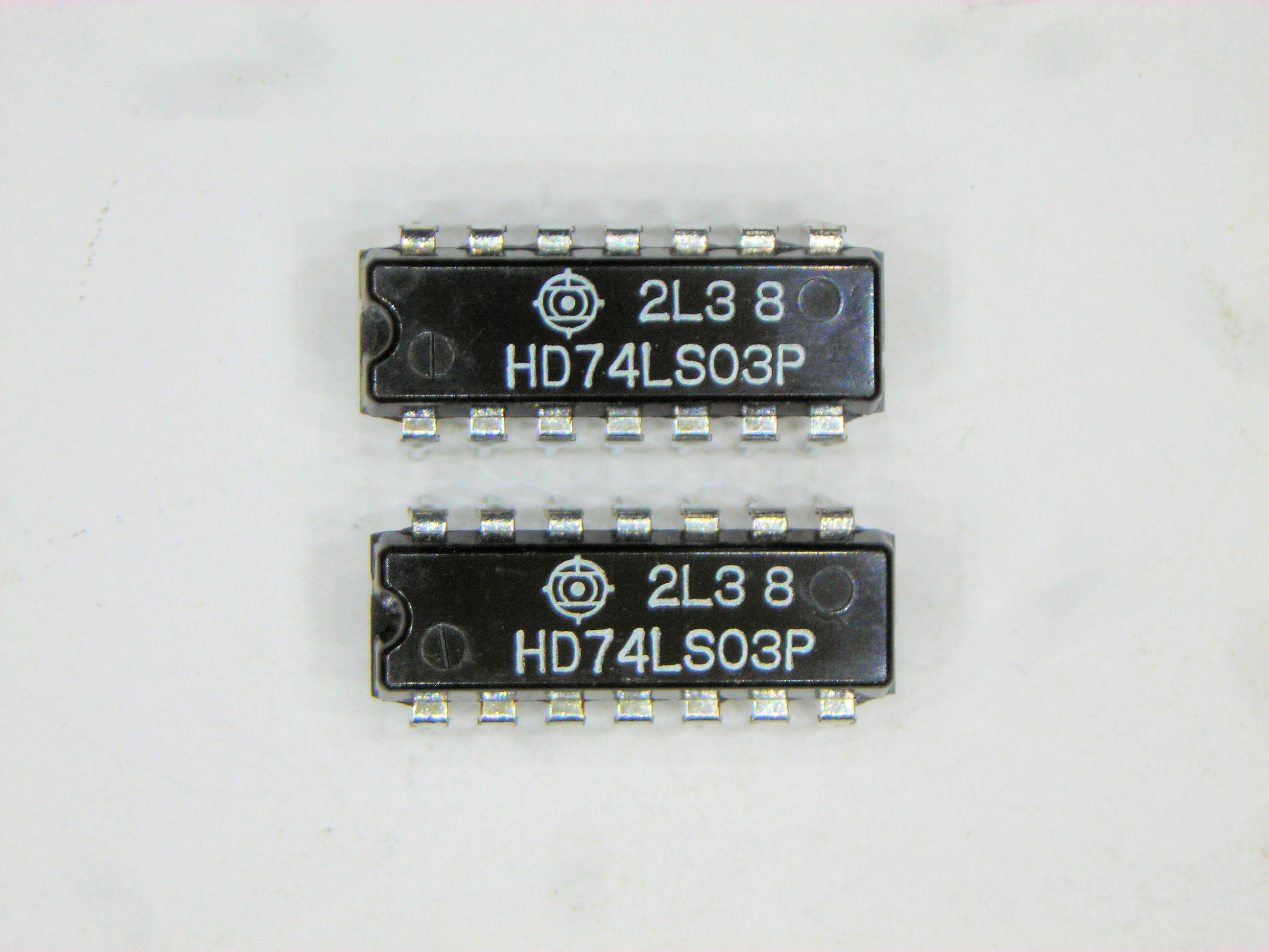 HD74LS03P  74LS03      14P DIP