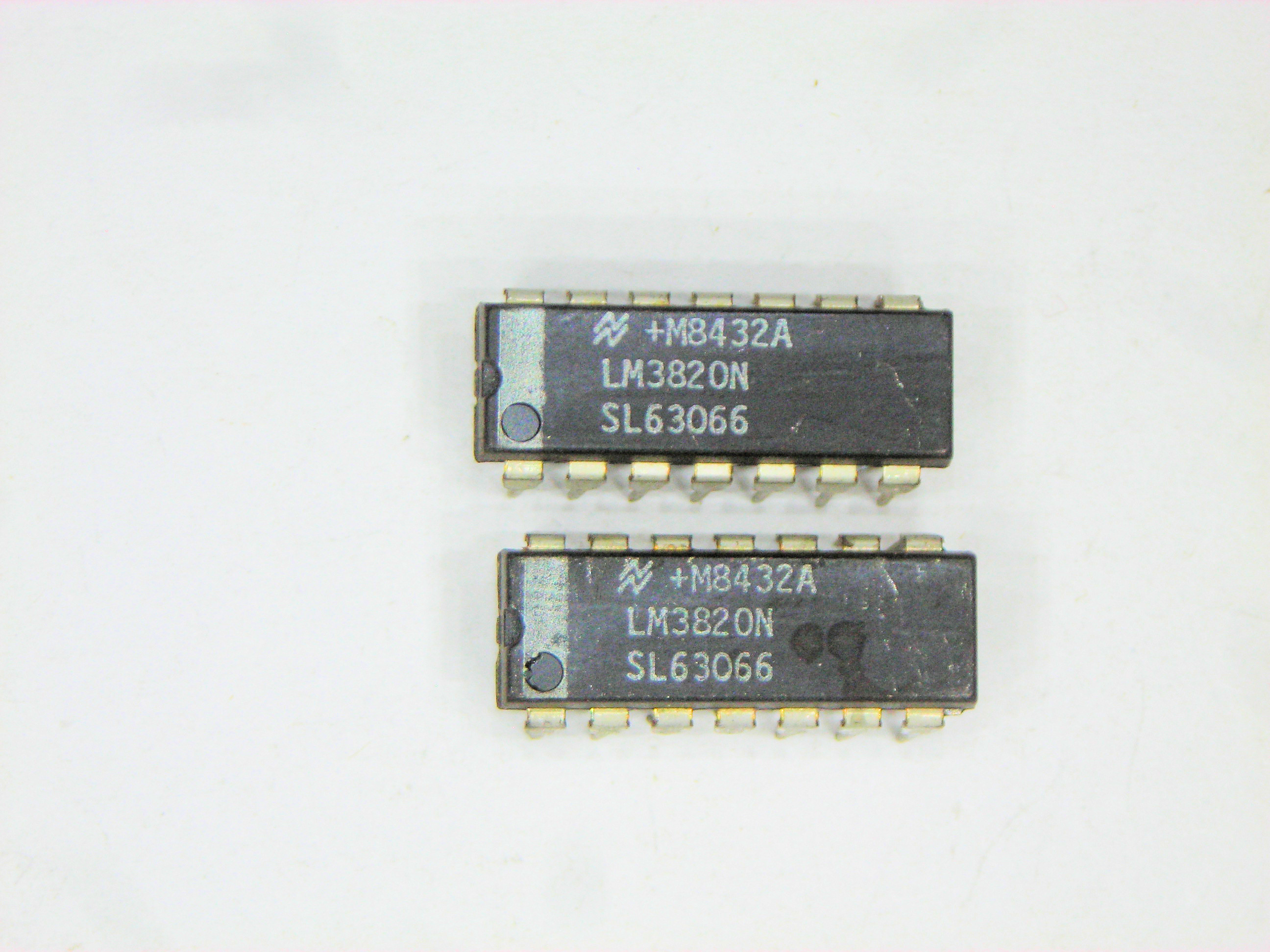 LM3820N    14P DIP